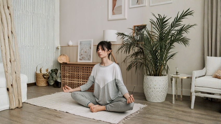 Sakin bir ortamda yoga matı ve iyi oluş düzeni